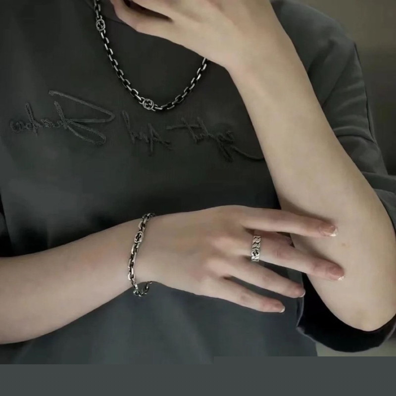 G*u*i necklaces